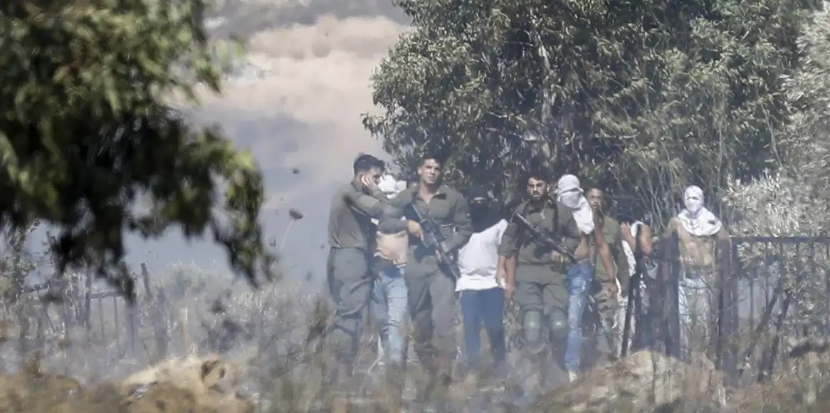 10 إصابات إحداها بالرصاص في هجوم للمستعمرين على خلايل اللوز شرق بيت لحم